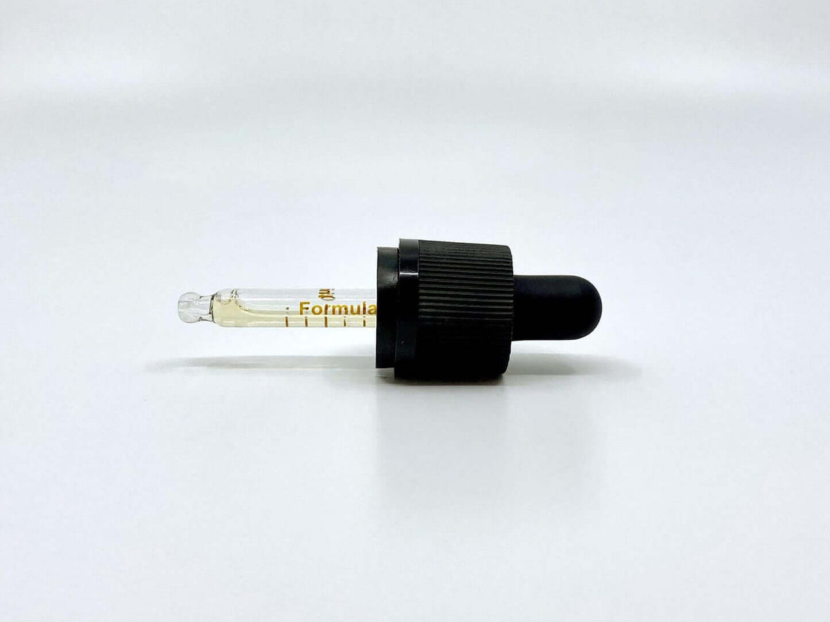 Oliiviõlis CBD õli pipett valgel taustal